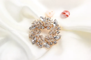 Round wreath Brooch with Crystals
